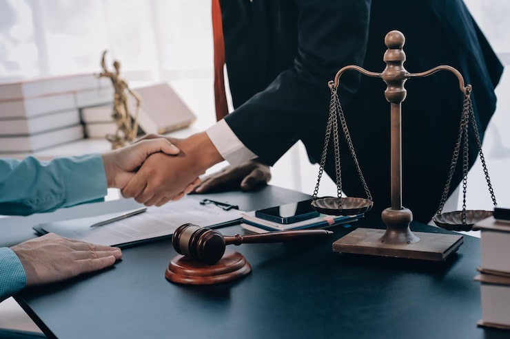 وکیل حقوقی در اراک در چه حوزههایی فعالیت میکند؟