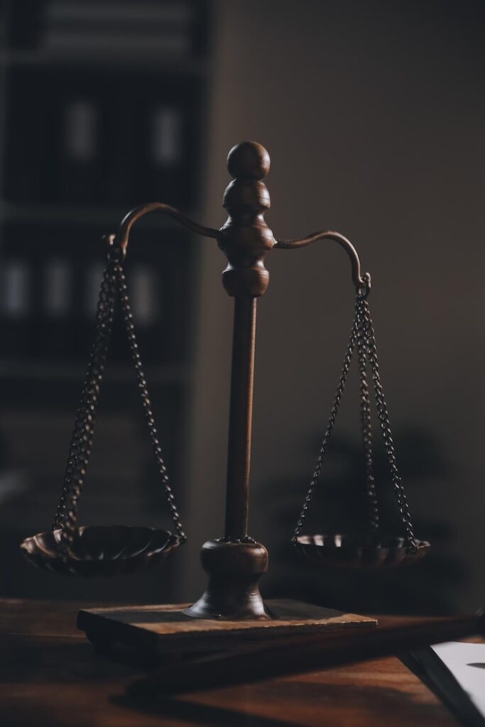 مهمترین معیارها برای انتخاب وکیل خانواده شامل موارد زیر است: