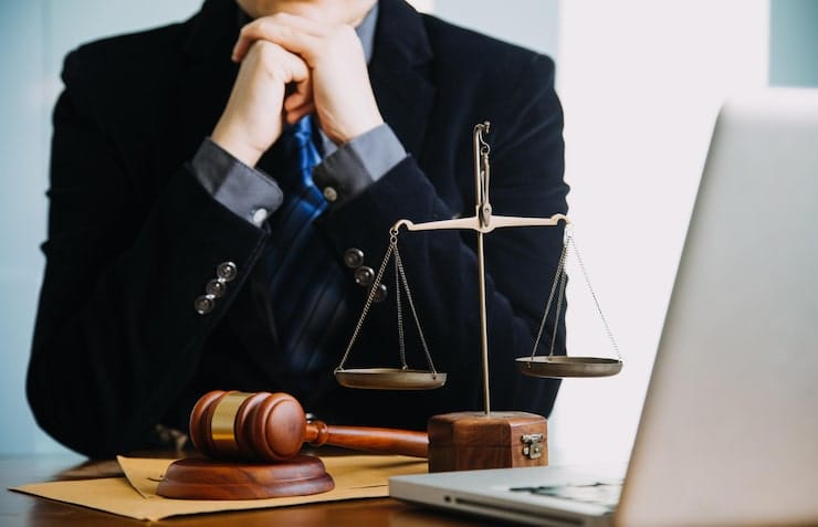 راهنمای جامع انتخاب بهترین وکیل حقوقی در همدان برای موفقیت در پرونده‌های قضایی