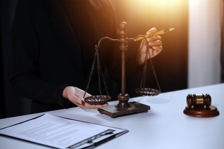 چرا حضور وکیل در پرونده‌های حقوقی و کیفری ضروری است؟