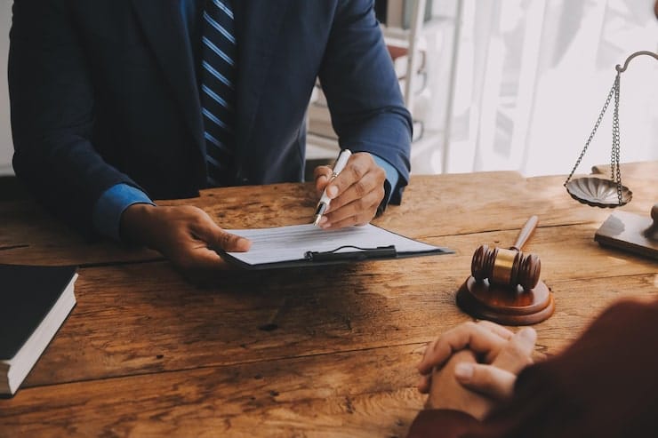 اهمیت حضور وکیل متخصص در پرونده‌های قضایی در شهریار