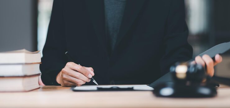 تکلیف مادر در چنین شرایطی چیست؟