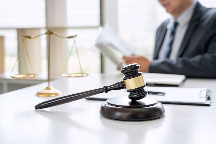 چرا باید به بهترین وکیل در شریف آباد مراجعه کنیم؟