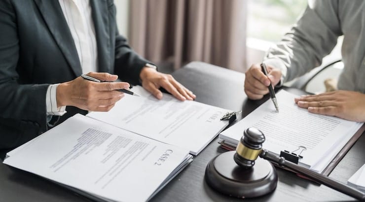 چرا در میبد برای پرونده‌های حقوقی به یک وکیل حرفه‌ای نیاز داریم؟