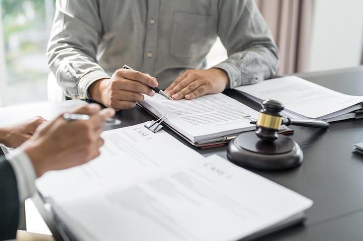 تفاوت وکیل با مشاور حقوقی در میبد چگونه است؟