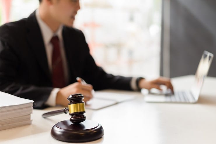 ویژگی های بهترین وکیل کیش