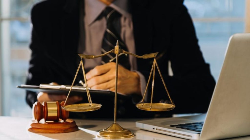 چرا انتخاب بهترین وکیل در بم اهمیت حیاتی دارد؟