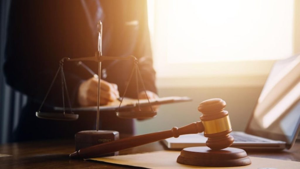 بررسی نقش وکیل در پروندههای قضایی و اهمیت آن در زرند